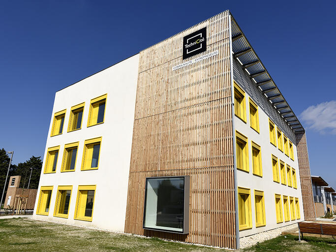Set of Workshops and Passive Offices in Avignon