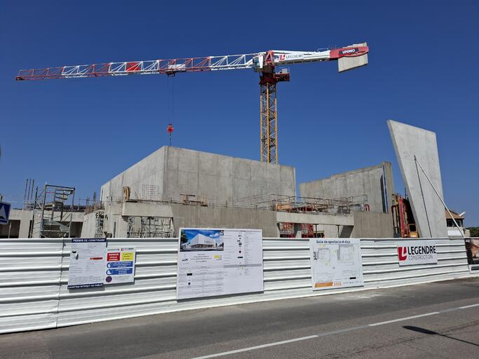 Salle polyvalente et centre des arts martiaux à Lambesc