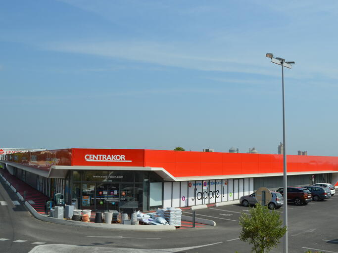 Commercial Complex in Beaucaire