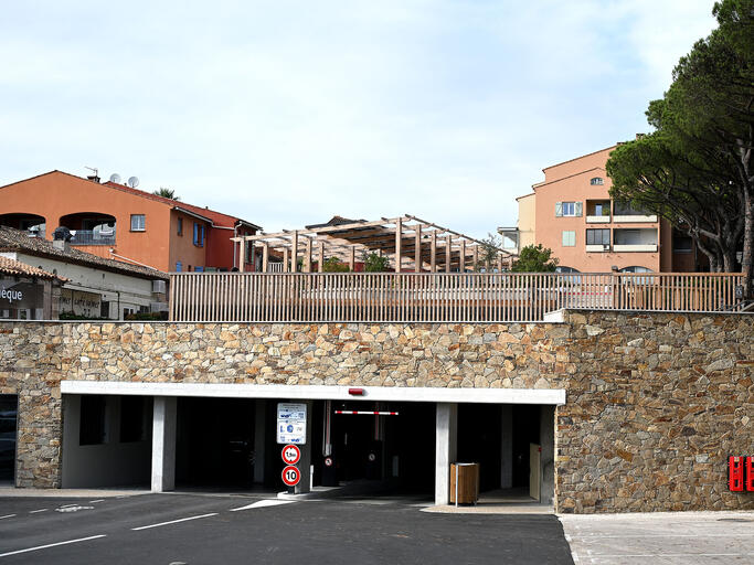 Parking du Jardin du Train des Pignes &agrave; la Croix-Val-Mer
