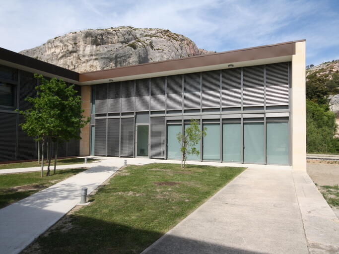 Technical and Research Hall of "C.r.e.e Saint Gobain" in Cavaillon
