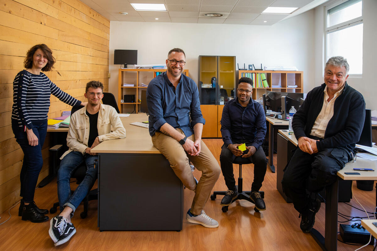 From left to right:
Assia IDRI (Engineer) – Arnaud BÉCHON (Engineer) – Olivier LESUR (Agency Manager and Project Manager) – Tamimou HOIKIDOU (Draftsman) – Giovanni CONVERSANO (Designer)